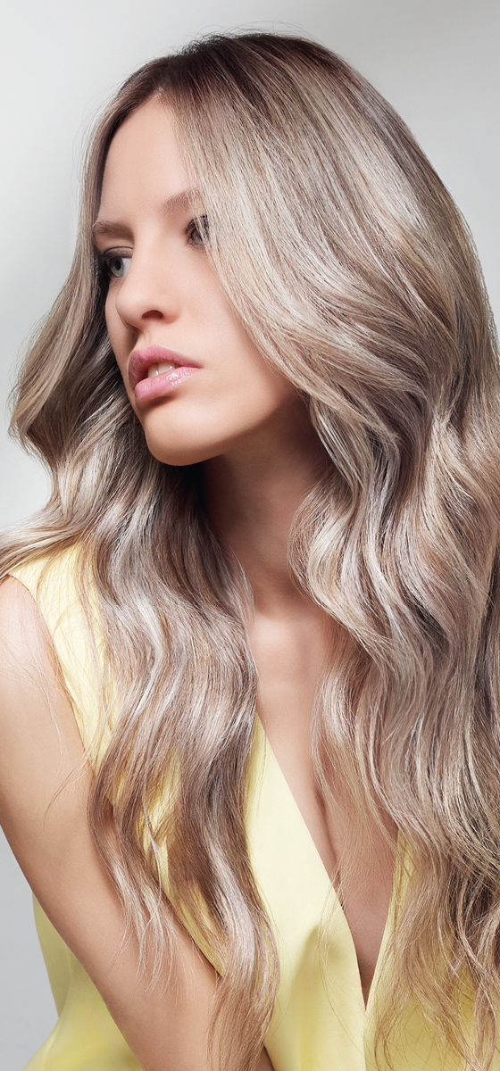 immagine ragazza bionda, con capelli lunghi, che ha la testa girata verso sinistra